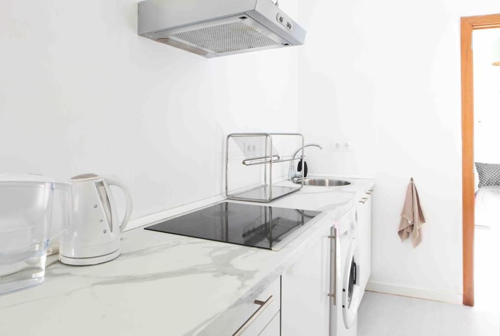 Stylish 2 Bedroom Next To Lamerced Plaza Appartamento *