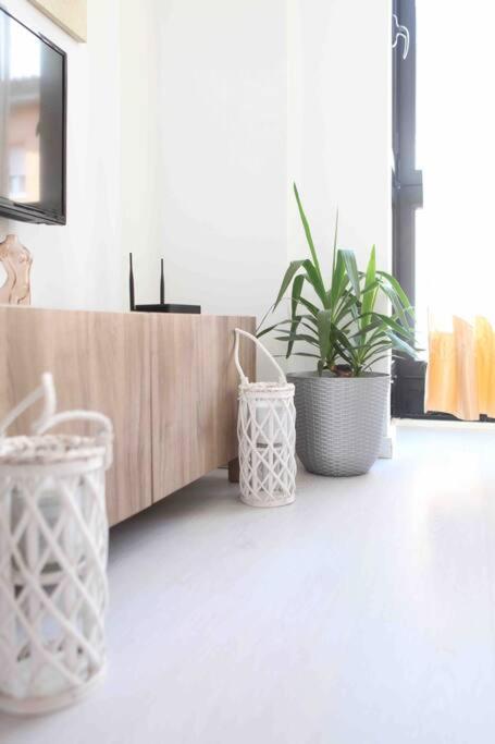 Stylish 2 Bedroom Next To Lamerced Plaza Apartament